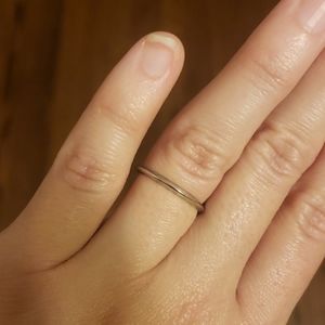 Knife edge platinum wedding band